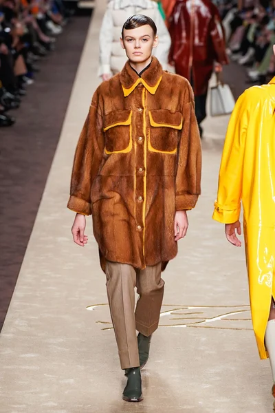 Look 18